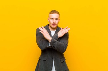 Genç sarışın iş adamı endişeli, hasta, hasta ve mutsuz hissediyor. Ağrılı bir mide ağrısı ya da grip geçiriyor.