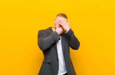 Genç sarışın iş adamı iki eliyle kameraya hayır diyerek yüzünü kapatıyor! Resimler reddediliyor ya da yasaklanıyor