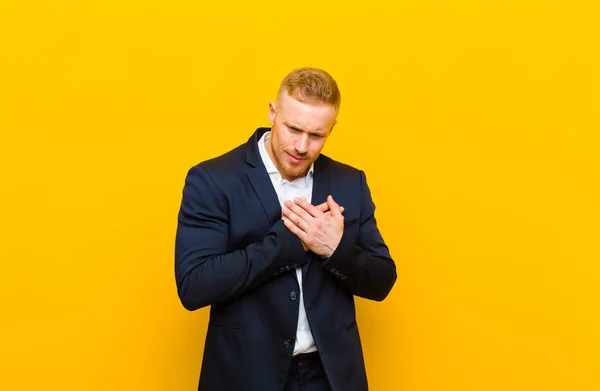 Der Junge Blonde Geschäftsmann Sieht Traurig Verletzt Und Herzzerreißend Aus — Stockfoto