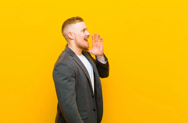 Jonge Blonde Zakenman Die Trots Zelfverzekerd Cool Brutaal Arrogant Uitziet — Stockfoto