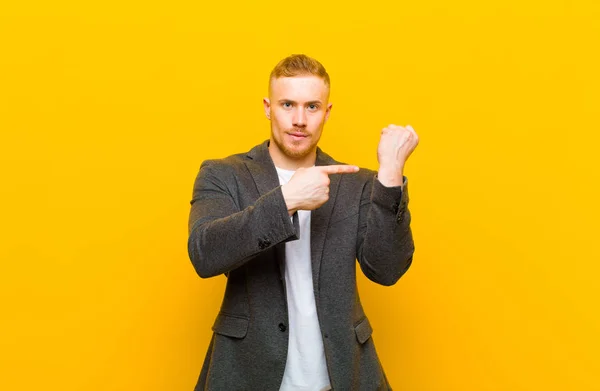 Junger Blonder Geschäftsmann Lächelt Fröhlich Und Glücklich Und Zeigt Mit — Stockfoto