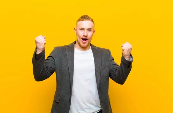 Junger Blonder Geschäftsmann Schaut Erstaunt Ungläubig Zeigt Auf Gegenstand Der — Stockfoto