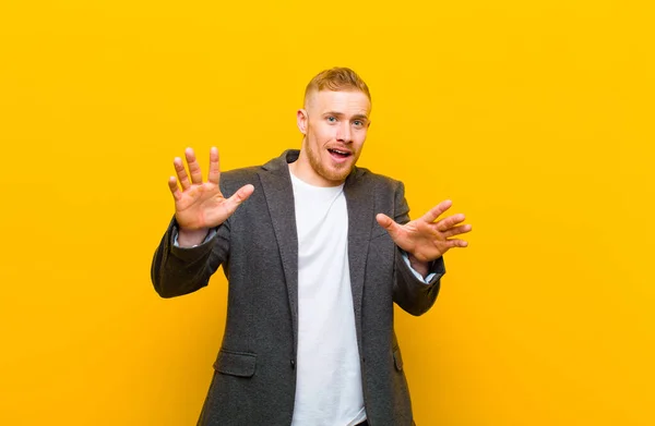 Junger Blonder Geschäftsmann Der Angst Und Panik Zurückweicht Und Schreit — Stockfoto