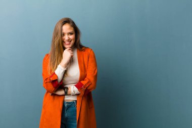 Genç, güzel bir kadın gülümsüyor, hayattan zevk alıyor, mutlu, arkadaş canlısı, tatmin olmuş ve tasasız.