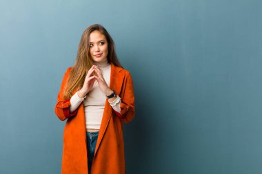 Genç ve güzel bir kadın kötü bir plan yaparken ya da bir numara düşünürken gururlu, yaramaz ve kibirli hisseder.