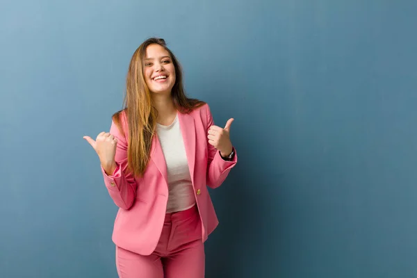 Empresária Sorrindo Alegremente Parecendo Feliz Sentindo Despreocupado Positivo Com Ambos — Fotografia de Stock