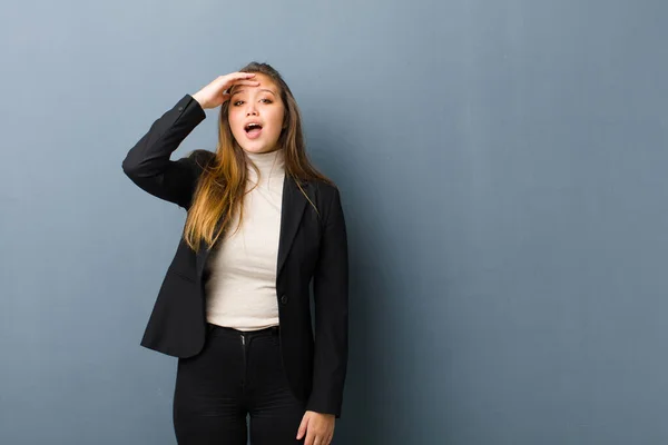 Mujer Negocios Mirando Feliz Asombrado Sorprendido Sonriendo Realizando Increíbles Increíbles — Foto de Stock