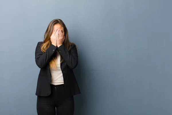 Mujer Negocios Sintiéndose Triste Frustrada Nerviosa Deprimida Cubriendo Cara Con — Foto de Stock