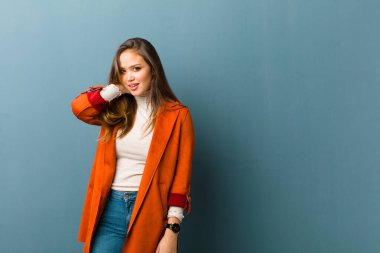 Genç, güzel bir kadın neşeli ve kendinden emin bir şekilde gülüyor. Sıradan, mutlu, dostane bir gülümsemeyle.