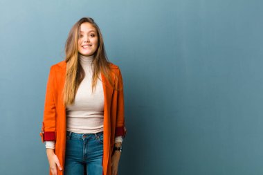 Genç, güzel bir kadın kafası karışmış ve kafası karışmış görünüyor. Sinirli bir hareketle dudağını ısırıyor. Sorunun cevabını bilmiyor.