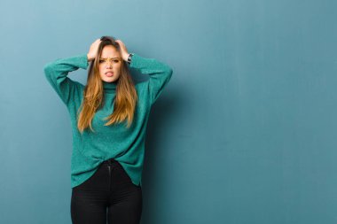 Genç ve güzel bir kadın hayal kırıklığına uğramış ve sıkılmış hissediyor, başarısızlıktan bıkmış ve bıkmış, sıkıcı işlerden bıkmış,