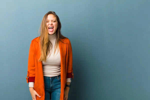 Giovane Bella Donna Gridando Aggressivamente Guardando Molto Arrabbiato Frustrato Indignato — Foto Stock