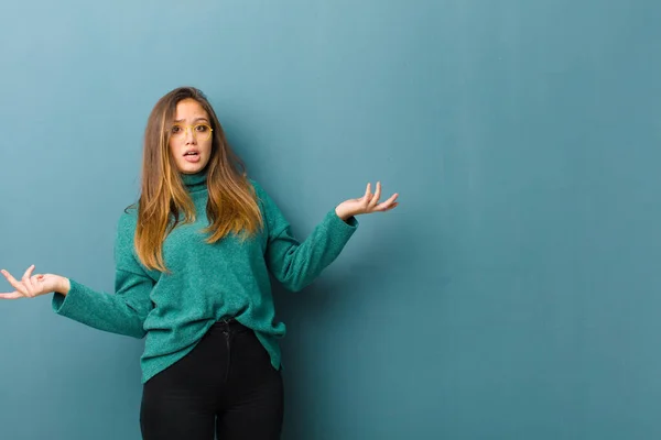 Jovem Mulher Bonita Encolhendo Ombros Com Uma Expressão Burra Louca — Fotografia de Stock