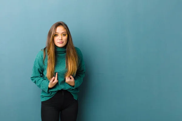 Joven Bonita Mujer Apuntando Mismo Con Una Mirada Confusa Cuestionada — Foto de Stock