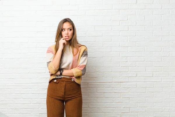 Joven Mujer Bonita Con Mirada Sorprendida Nerviosa Preocupada Asustada Mirando — Foto de Stock