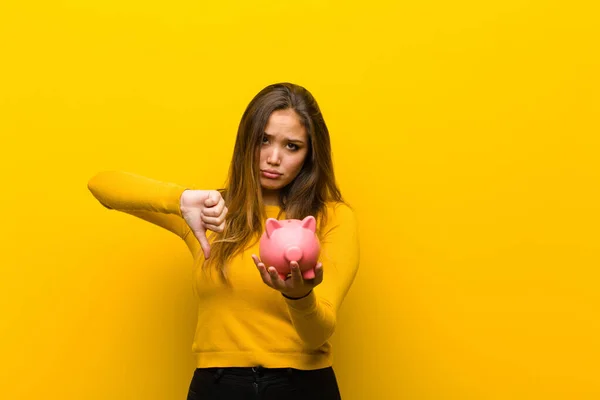 Mladá Hezká Žena Prasátko Banka — Stock fotografie