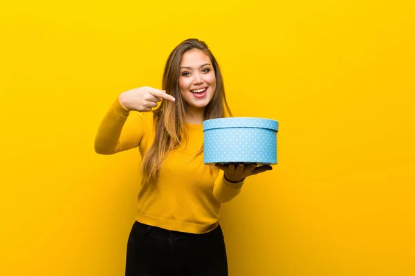 Mujer Bonita Joven Con Una Caja Regalo Contra Pared Naranja —  Fotos de Stock