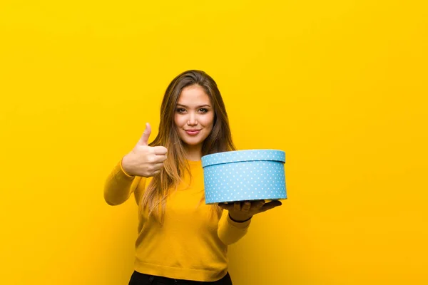 Giovane Bella Donna Con Una Scatola Regalo Contro Parete Arancione — Foto Stock