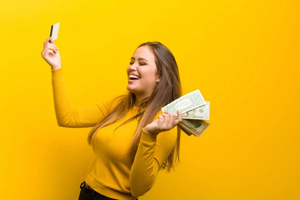 Νεαρή Όμορφη Γυναίκα Χρήματα Ψώνια Έννοια Κατά Κίτρινο Τοίχο — Φωτογραφία Αρχείου