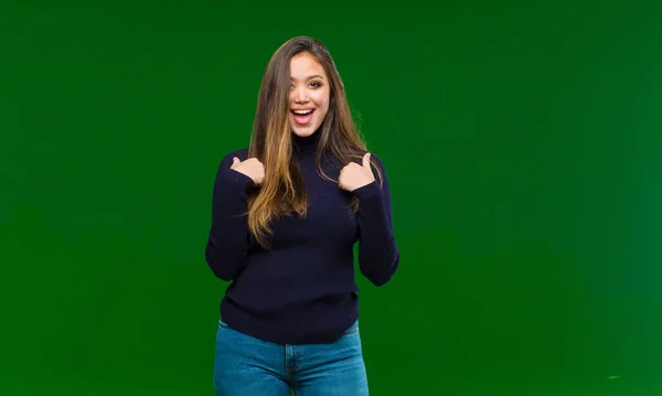 Jong Mooi Vrouw Gevoel Gelukkig Verrast Trots Wijzend Naar Zichzelf — Stockfoto