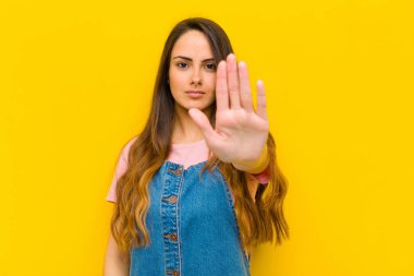 Genç ve güzel bir kadın ciddi, sert, hoşnutsuz ve kızgın görünüyor.