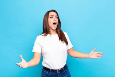 Genç, güzel bir kadın opera yapıyor ya da bir konserde şarkı söylüyor. Romantik, sanatsal ve tutkulu hissediyor. Mavi duvara karşı.