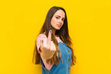 Genç ve güzel bir kadın kızgın, sinirli, isyankar ve agresif hissediyor, orta parmağını sallıyor, karşı koyuyor.