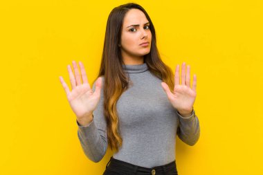 Genç, güzel bir kadın gergin, endişeli ve endişeli görünüyor. Benim hatam olmadığını söylüyor. Yoksa ben yapmadım.