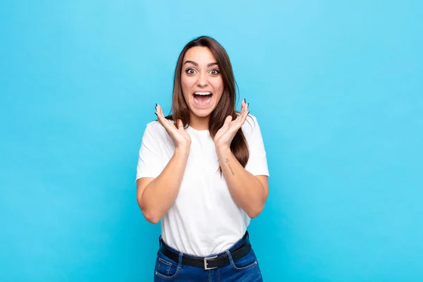 Giovane Bella Donna Sente Scioccato Eccitato Ridendo Stupito Felice Causa — Foto Stock