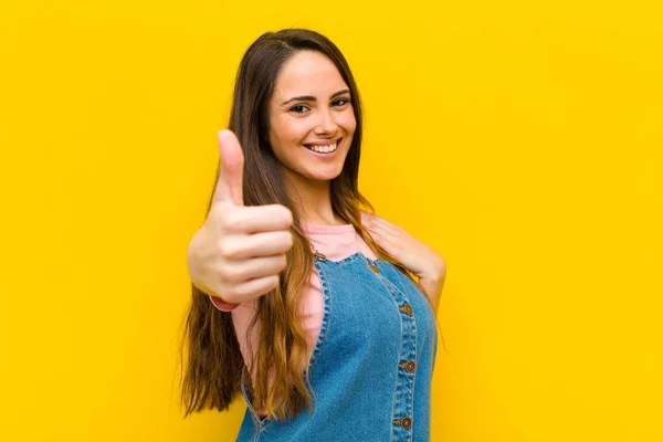 Jovem Mulher Bonita Sentindo Orgulhoso Despreocupado Confiante Feliz Sorrindo Positivamente — Fotografia de Stock