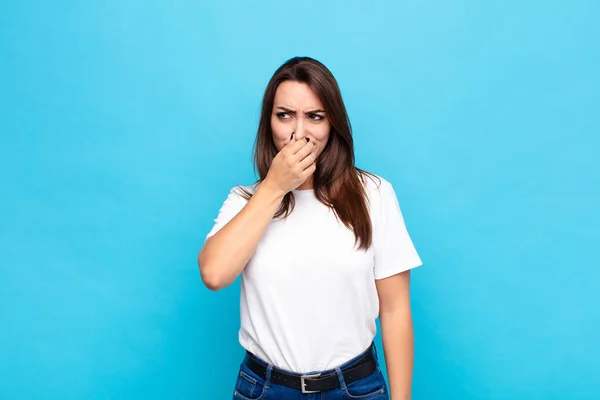 Jonge Mooie Vrouw Voelen Walging Houden Neus Voorkomen Ruiken Een — Stockfoto