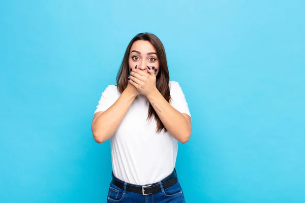 Jong Mooi Vrouw Bedekken Mond Met Handen Met Een Geschokt — Stockfoto