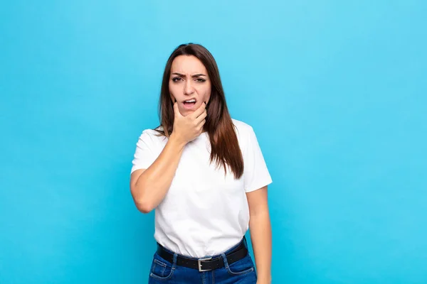 Jonge Mooie Vrouw Met Mond Ogen Wijd Open Hand Kin — Stockfoto