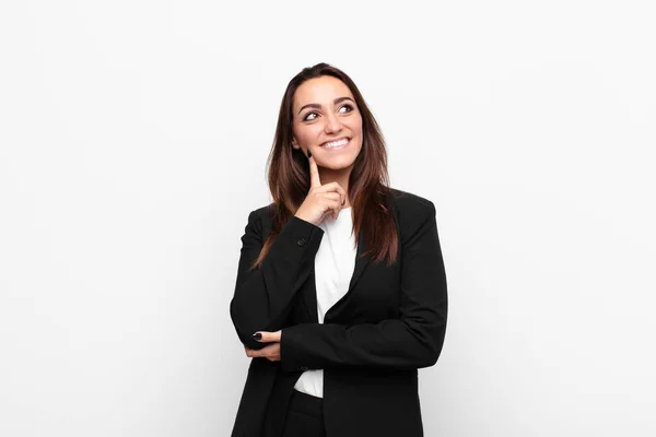 Joven Bonita Mujer Negocios Sonriendo Feliz Soñando Despierto Dudando Mirando — Foto de Stock