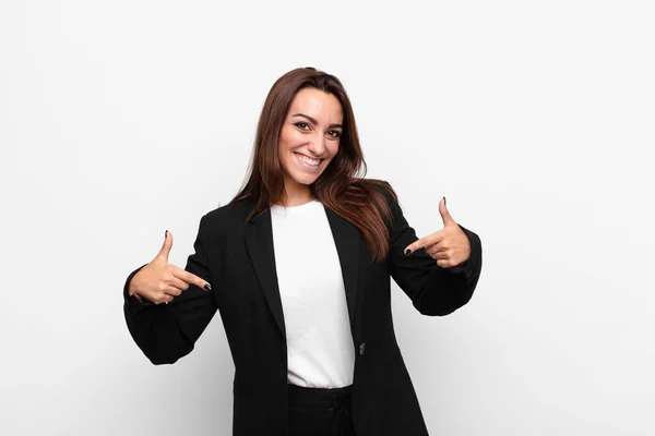 Jovem Mulher Negócios Bonita Olhando Orgulhoso Arrogante Feliz Surpreso Satisfeito — Fotografia de Stock