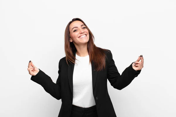 Joven Bonita Empresaria Sonriendo Sintiéndose Despreocupada Relajada Feliz Bailando Escuchando — Foto de Stock