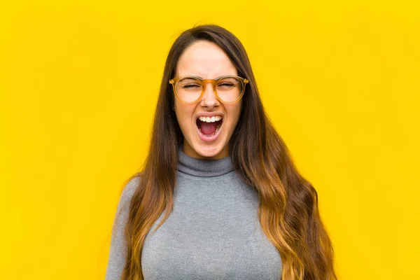 Giovane Bella Donna Gridando Aggressivamente Guardando Molto Arrabbiato Frustrato Indignato — Foto Stock