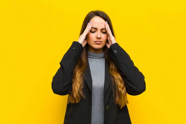 Junge Hübsche Frau Sieht Gestresst Und Frustriert Aus Arbeitet Unter — Stockfoto