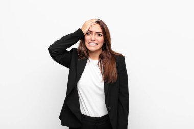 Genç ve güzel bir iş kadını unutulmuş bir süre için panikliyor, stresli hissediyor, bir pisliği örtbas etmek veya beyaz duvara karşı hata yapmak zorunda kalıyor.