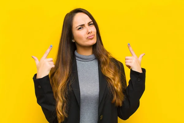 Jonge Mooie Vrouw Met Een Slechte Houding Kijken Trots Agressief — Stockfoto