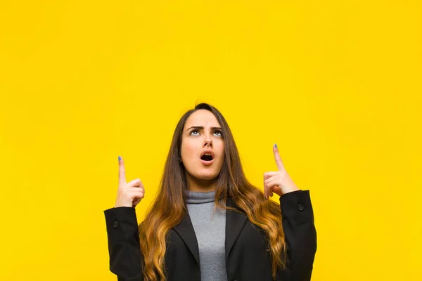 Jong Mooi Vrouw Gevoel Ontzagwekkend Open Mond Wijzen Omhoog Met — Stockfoto