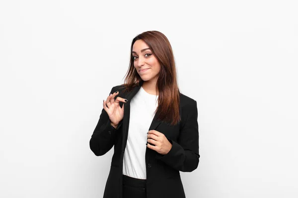 Jovem Mulher Negócios Bonita Olhando Arrogante Bem Sucedido Positivo Orgulhoso — Fotografia de Stock