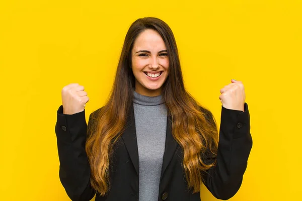 Jonge Mooie Vrouw Schreeuwen Triomfantelijk Lachen Zich Gelukkig Opgewonden Tijdens — Stockfoto