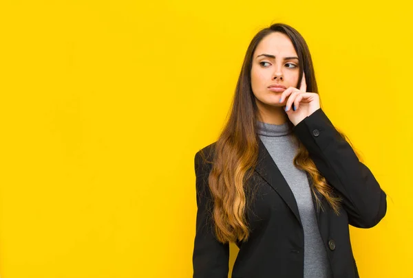 Jonge Mooie Vrouw Met Een Geconcentreerde Blik Zich Afvragend Met — Stockfoto