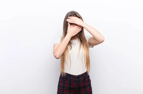 Mladá Hezká Žena Zakrývající Obličej Oběma Rukama Odmítající Kameru Odmítání — Stock fotografie