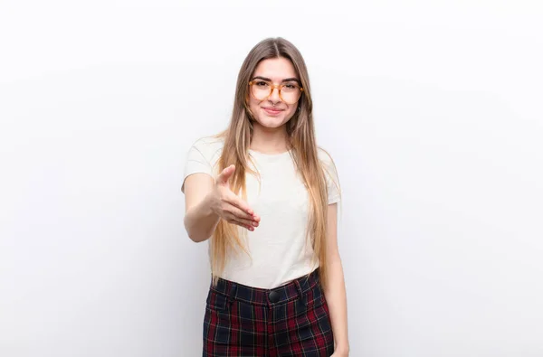 Joven Bonita Mujer Sonriendo Mirando Feliz Seguro Amable Ofreciendo Apretón — Foto de Stock