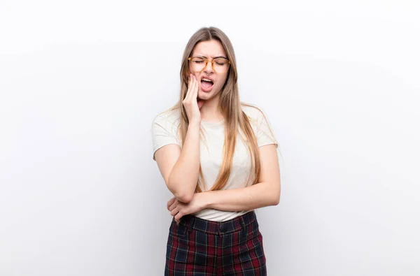 Jovem Mulher Bonita Segurando Bochecha Sofrendo Dor Dente Dolorosa Sentindo — Fotografia de Stock