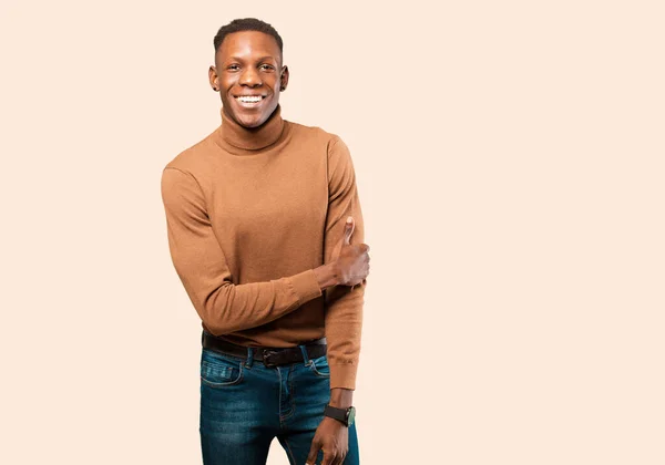 Młody Afrykański Czarny Mężczyzna Śmieje Się Nieśmiało Wesoło Przyjaznym Pozytywnym — Zdjęcie stockowe
