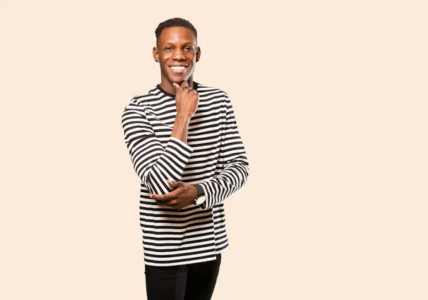 Молодий Афроамериканський Чорний Чоловік Посміхається Насолоджується Життям Відчуває Себе Щасливим — стокове фото