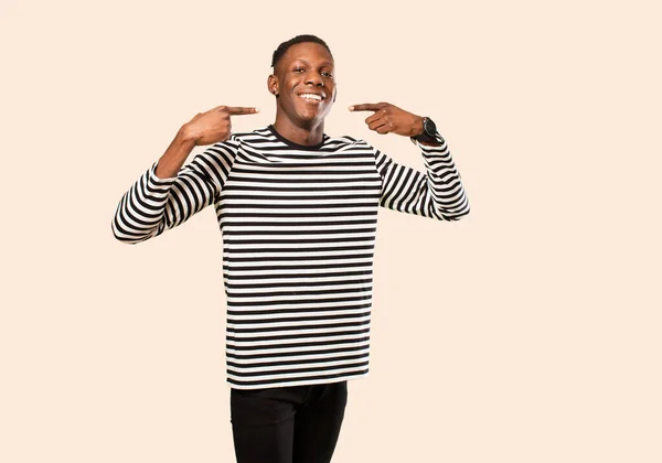 Νεαρός Αφροαμερικάνος Μαύρος Άνδρας Χαμογελά Αυτοπεποίθηση Δείχνοντας Δικό Του Πλατύ — Φωτογραφία Αρχείου